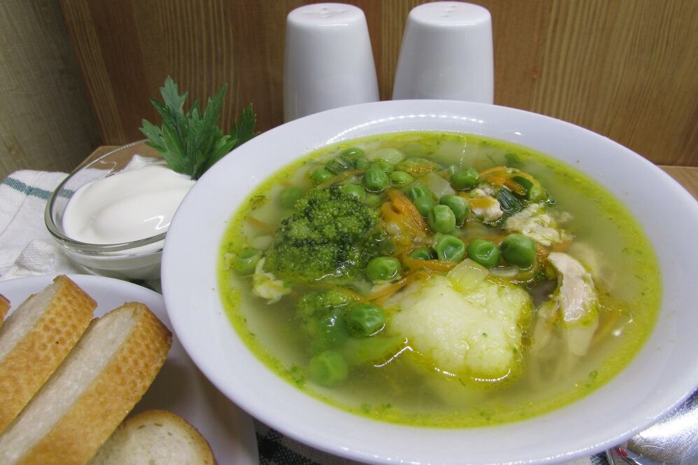 Brodo di carne con cavolfiore e broccoli