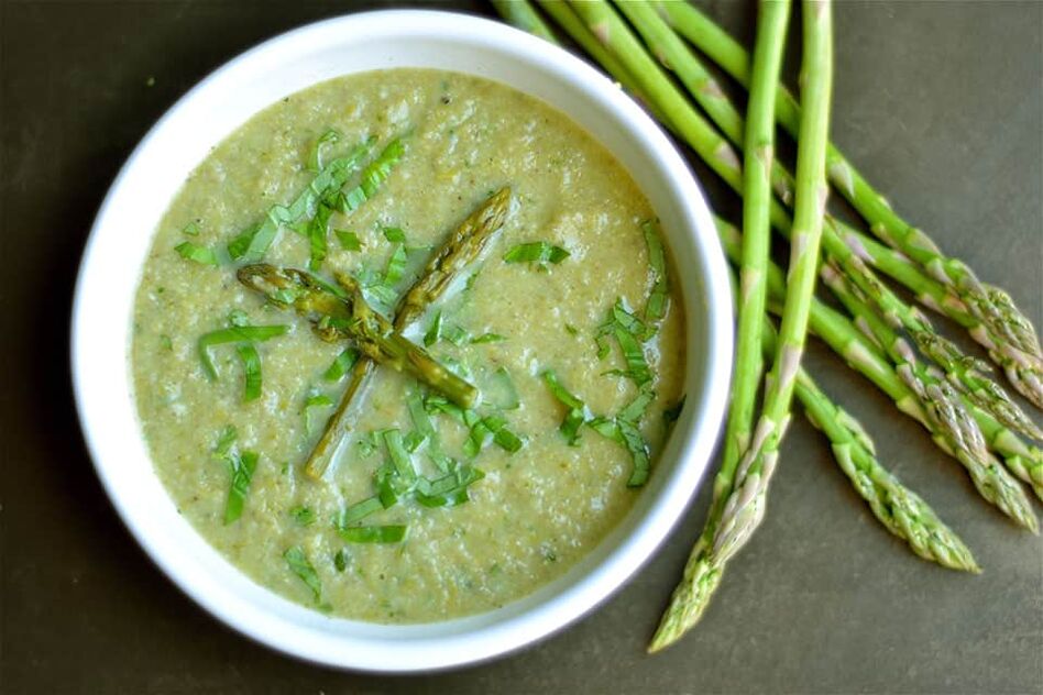Zuppa di pollo e asparagi