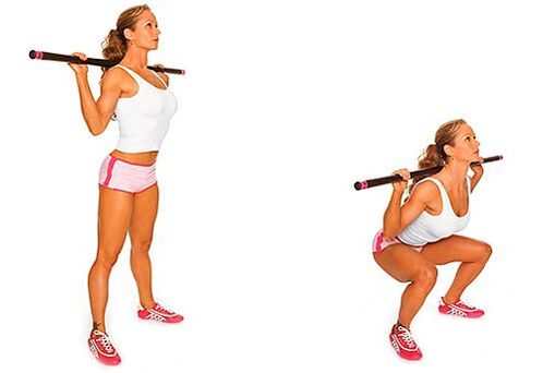 squat con una barra del corpo per la perdita di peso dei fianchi e dell'addome