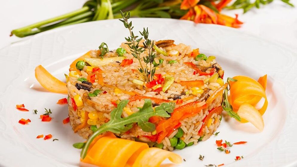 Il risotto alle verdure è il pranzo perfetto per chi segue la dieta mediterranea. 