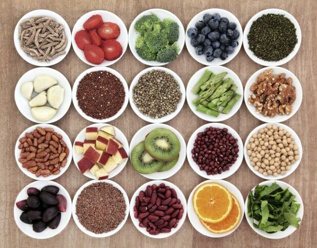 Una varietà di prodotti dietetici su piatti