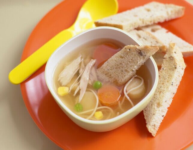 Zuppa di pollo con crostini